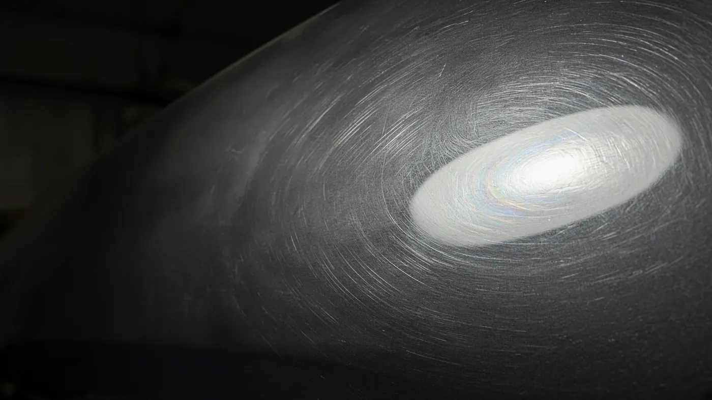 Pintura com swirls e hologramas antes da correção